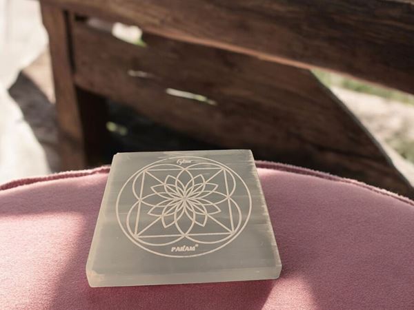 Picture of Crystal Rejuvenation Plate: Selenite with Sacred Param Design